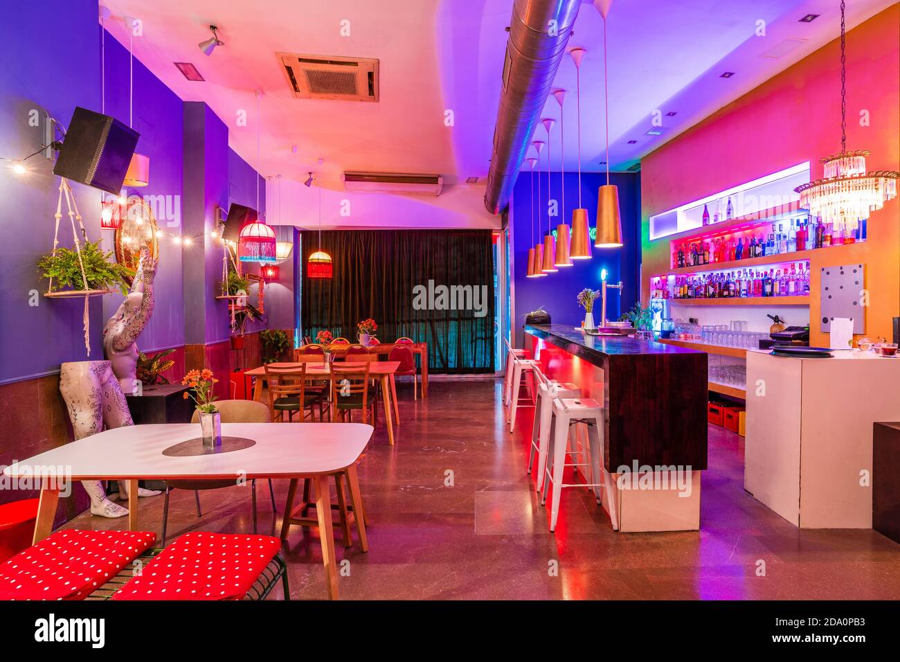 Interior de un elegante bar vacío con luces de neón y moderno diseño  decorado con flores y lámparas Fotografía de stock - Alamy