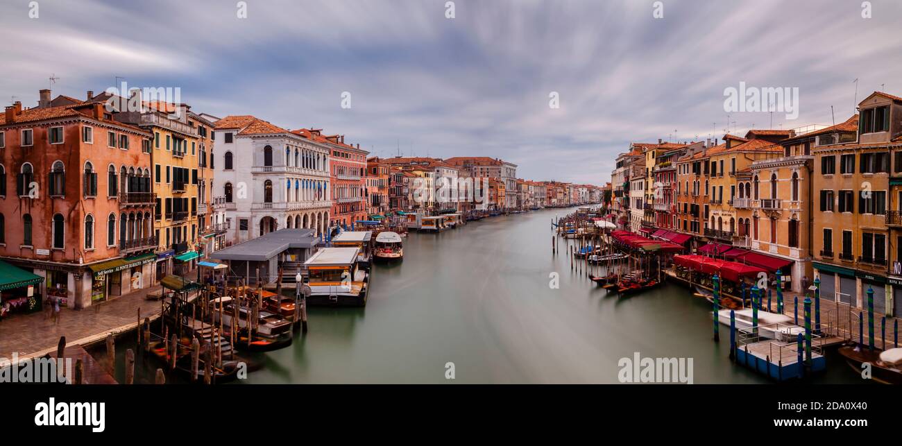 Una imagen panorámica del Gran Canal tomada del Puente de Rialto, Venecia, la Región del Véneto, Italia. Foto de stock