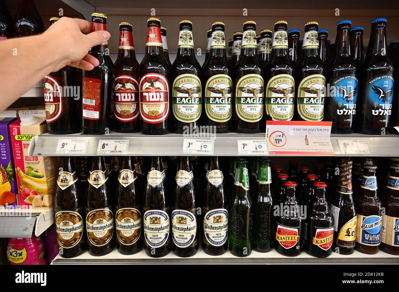 Cerveza en un supermercado israelí Foto de stock