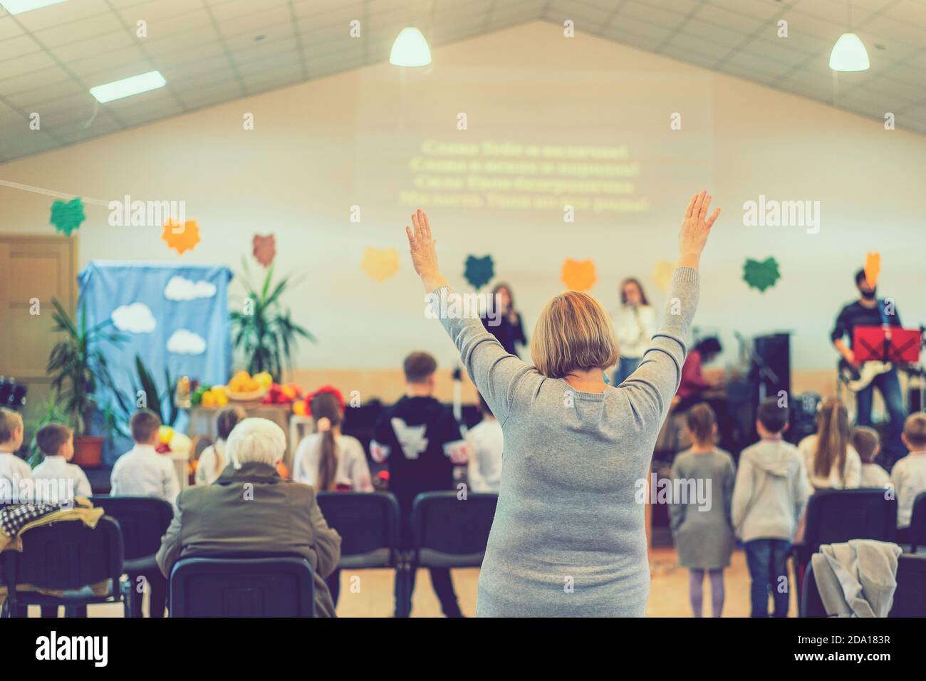 Gente orando en una iglesia. Enfoque suave del grupo de personas cristianas  levanta las manos adorando a Dios Jesucristo juntos en la iglesia  Fotografía de stock - Alamy
