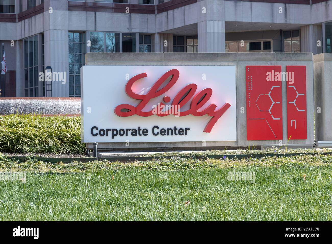 Indianapolis - Circa Noviembre 2020: Eli Lilly y la sede de la Compañía  Mundial. Lilly fabrica medicamentos y productos farmacéuticos Fotografía de  stock - Alamy