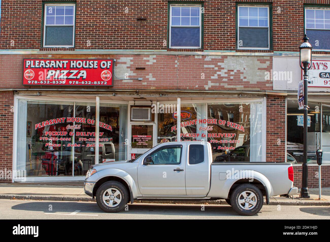 Camión estacionado frente a la agradable Casa de Pizza Foto de stock