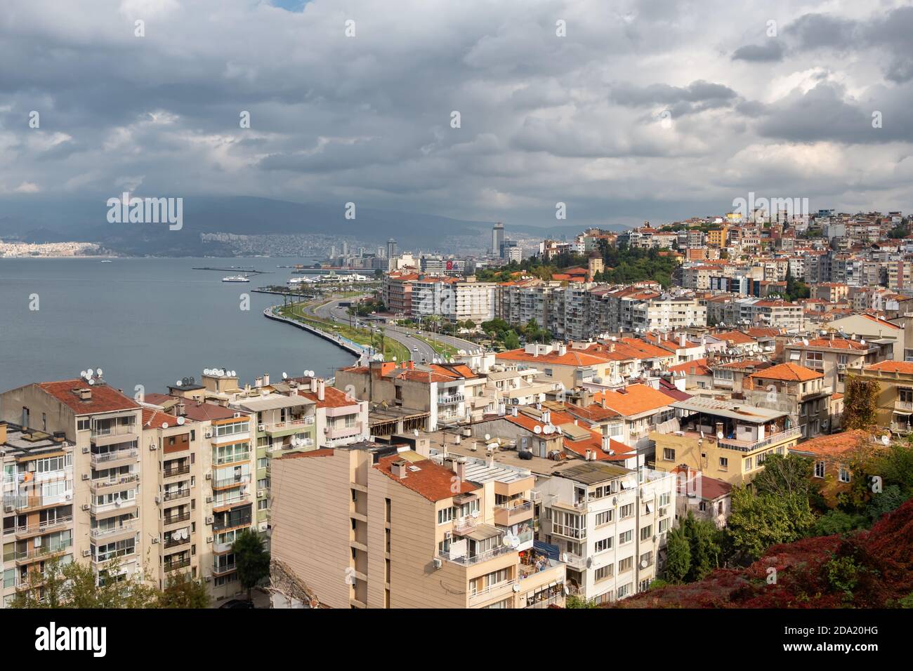 Vista panorámica de la ciudad de Izmir vista desde el elevador Histórico, Turquía Foto de stock