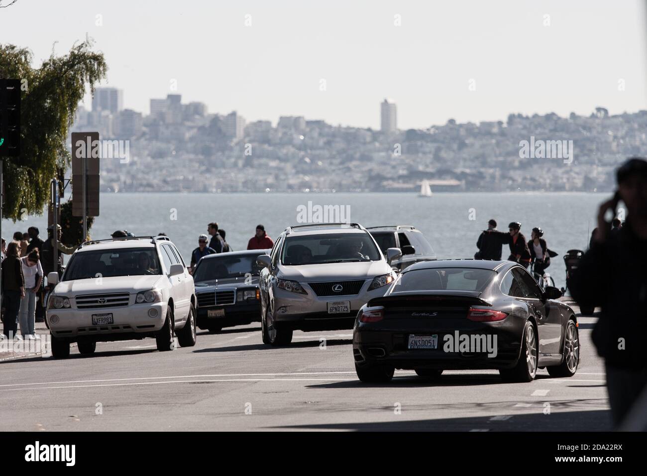 Escena callejera en Sausalito, California con San Francisco en el fondo Foto de stock