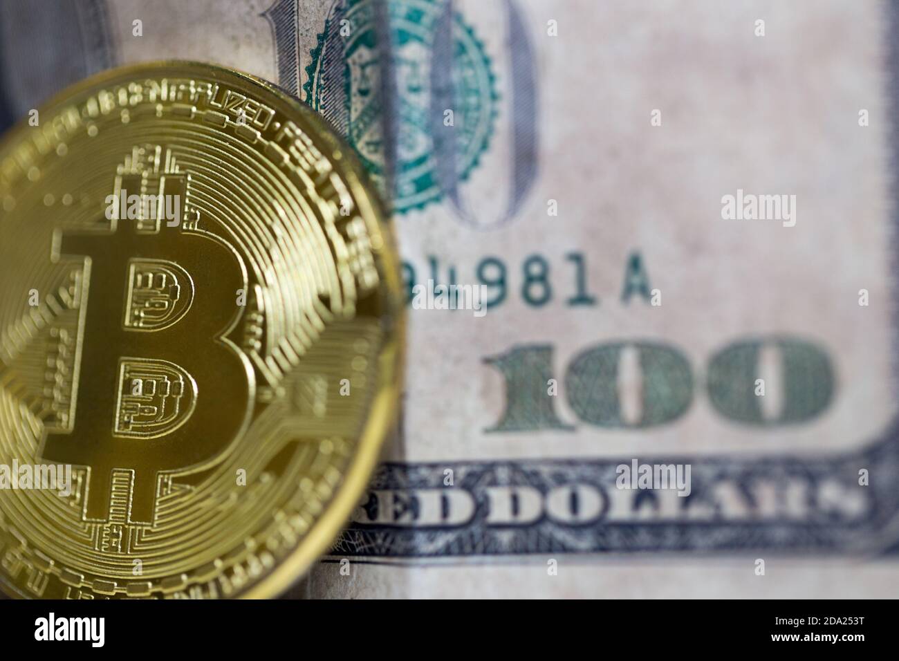 Bitcoin es un sistema de criptomoneda y pago mundial contra american Dólar USD Foto de stock