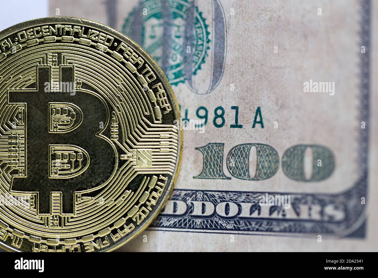 Bitcoin es un sistema de criptomoneda y pago mundial contra american Dólar USD Foto de stock
