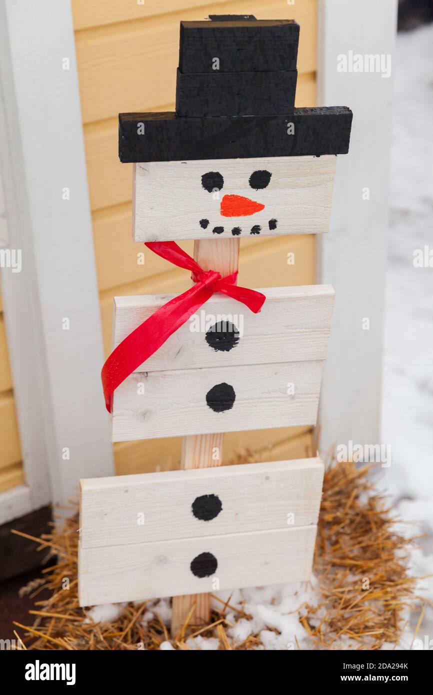 Kotka, Finlandia - 13 de diciembre de 2014: Decoración de la calle de  Navidad, muñeco de nieve hecho de tablas de madera pintadas Fotografía de  stock - Alamy