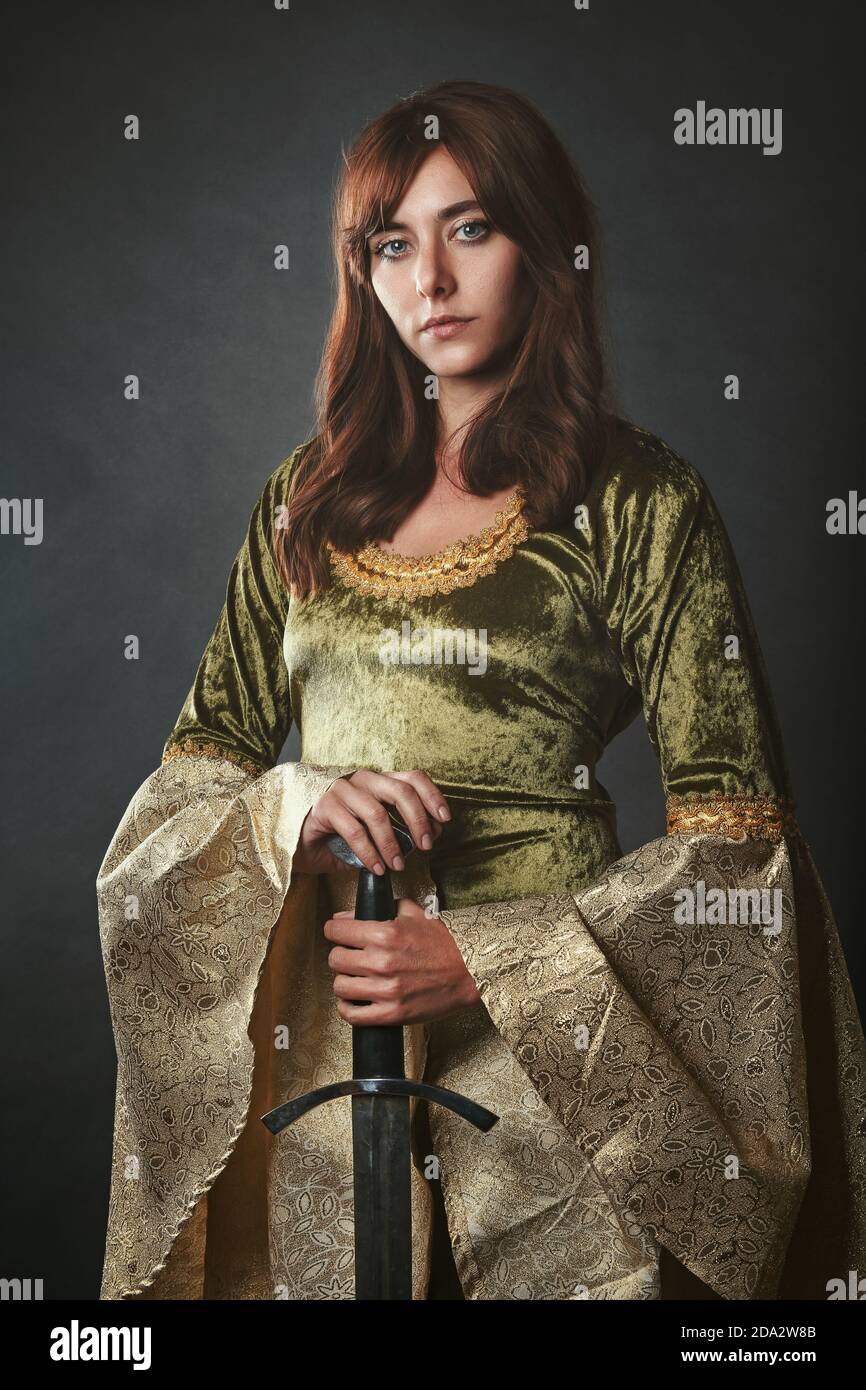 Reina medieval con espada. Mujer de pelo rojo Fotografía de stock - Alamy