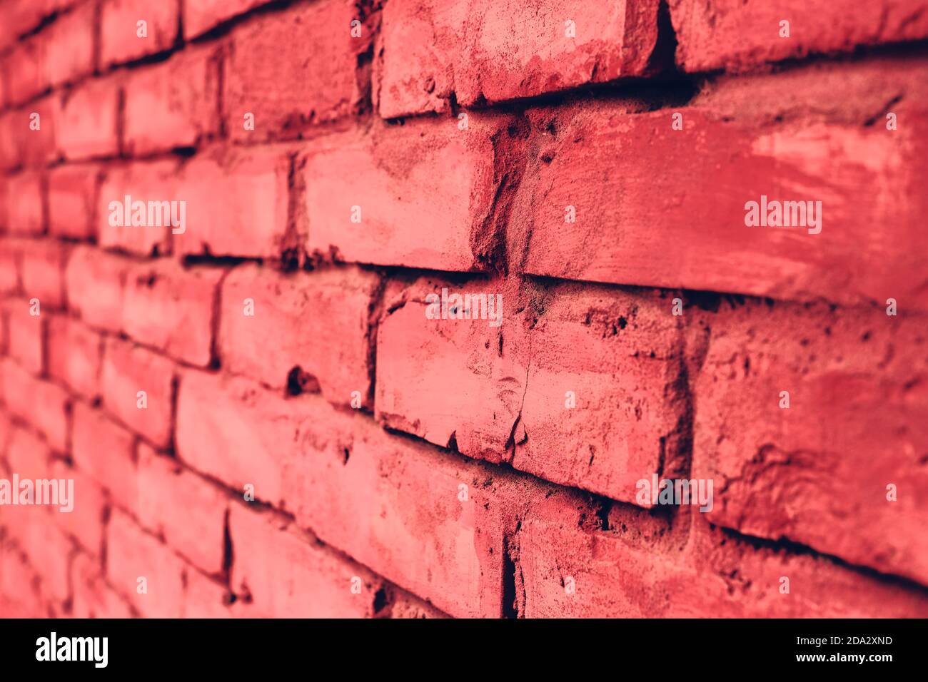 Fondo de pared de ladrillo rojo gastado en perspectiva, patrones urbanos y fondo, enfoque selectivo Foto de stock