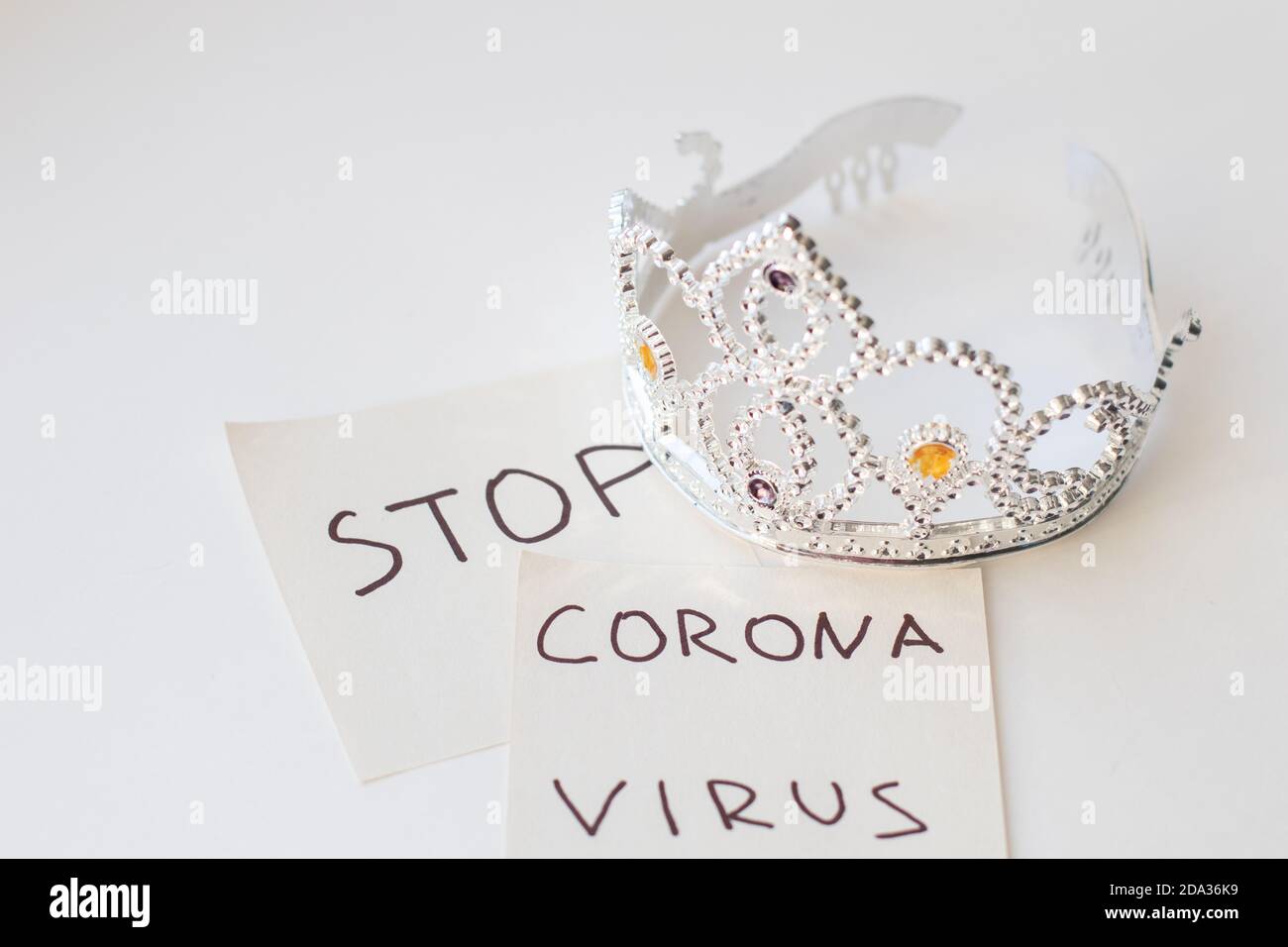 Text STOP VIRUS CORONA y modelo de corona. Concepto de coronavirus. COVID-19. Nuevo coronavirus 2019-nCoV Foto de stock