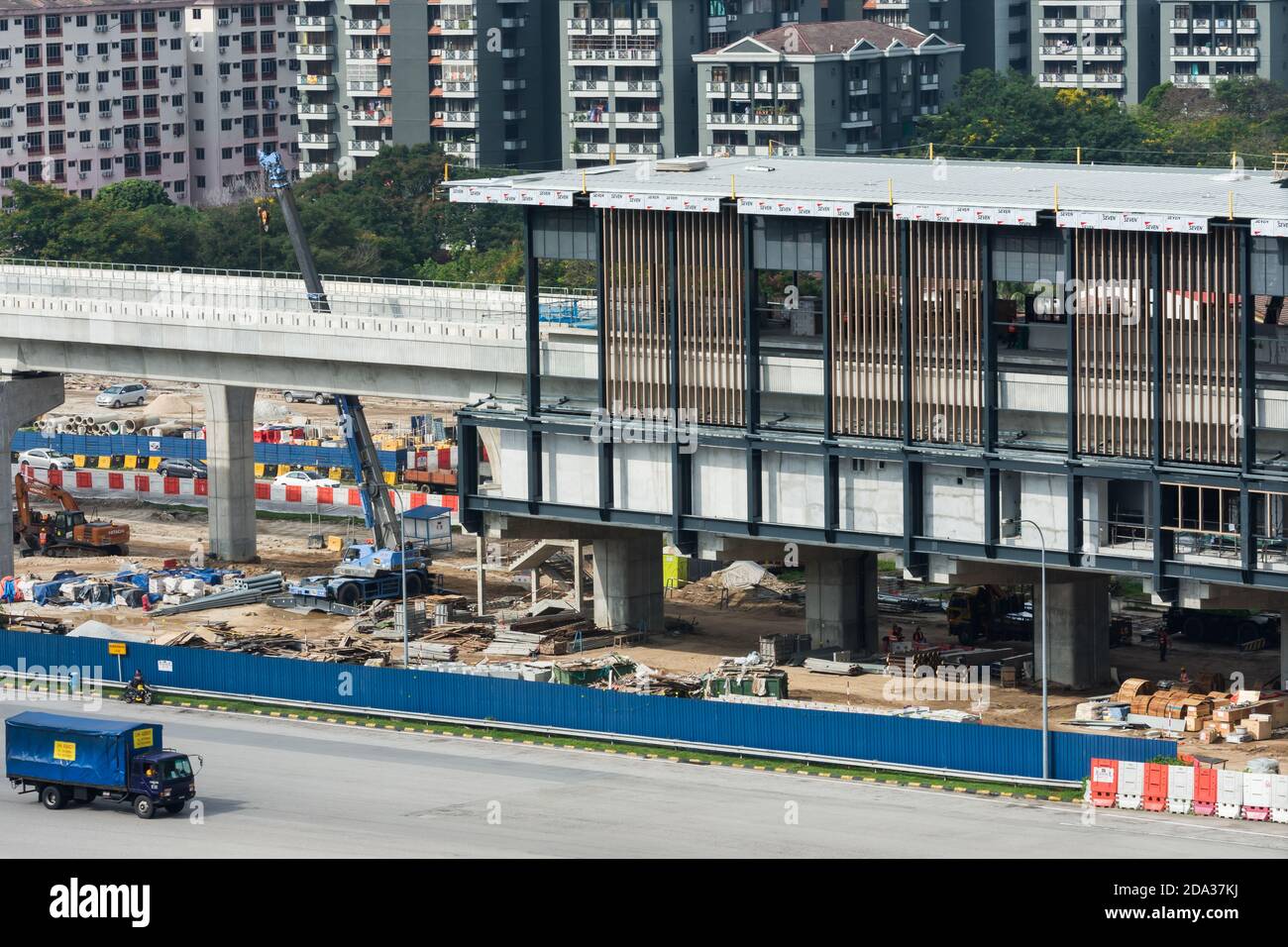 Kuala Lumpur,Malasia - Nov 6,2020 : pala cargadora excavadora en obras de movimiento de suelos en el sitio de construcción del proyecto de transporte rápido masivo. Foto de stock