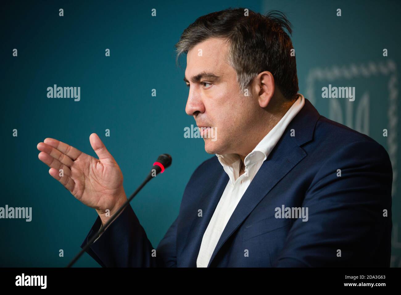 KIEV, UCRANIA - 23 de junio de 2015: Presidente de la Administración Estatal Regional de Odessa Mijail Saakashvili durante una reunión con periodistas. Reunión informativa en la Administración Presidencial de Ucrania. Foto de stock