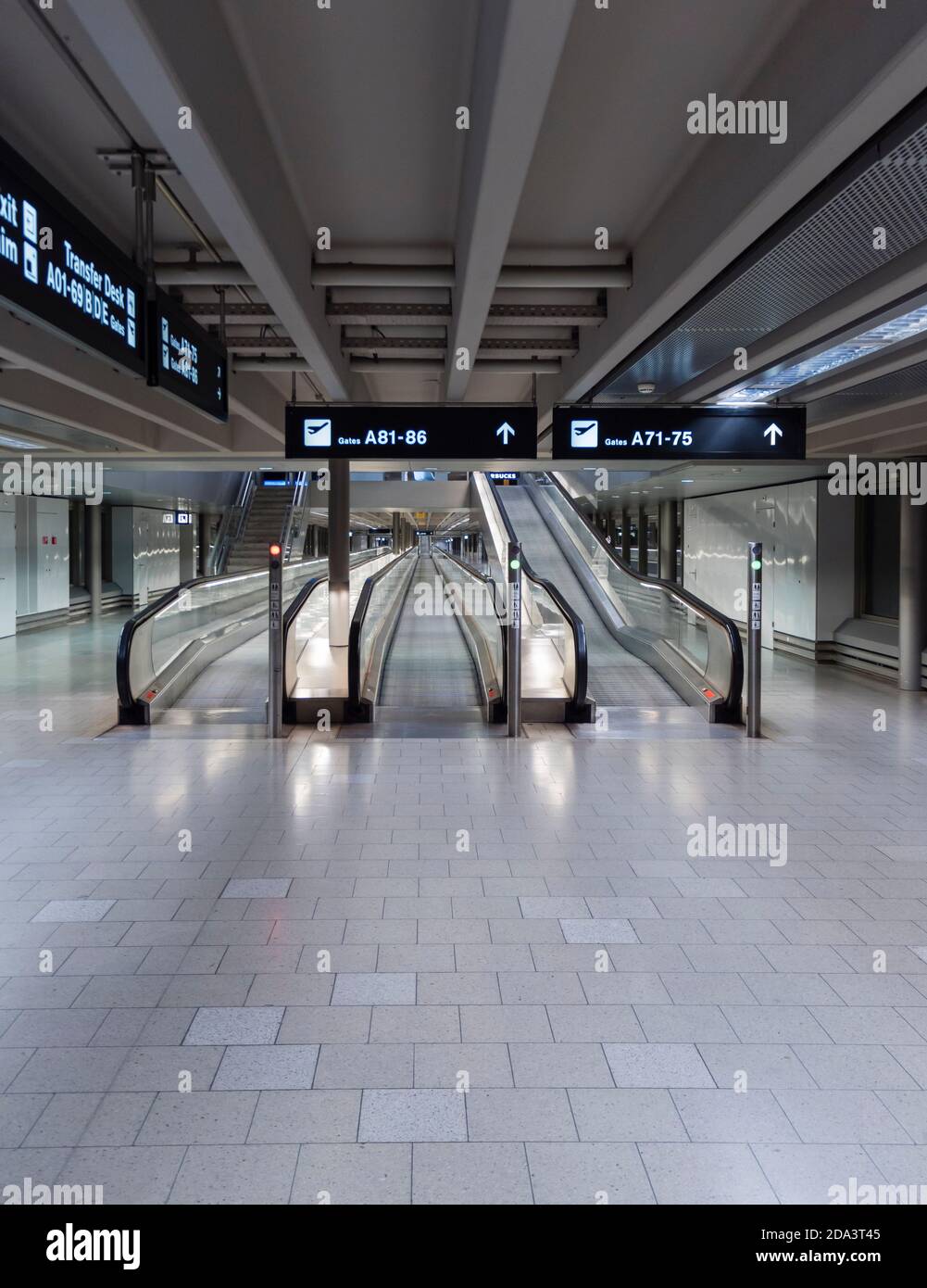 Zurich, Suiza - 13 Oct 2020: Escaleras mecánicas vacías en el edificio terminal del aeropuerto de Zurich Kloten. Debido a la pandemia mundial de Covid, los viajes aéreos Foto de stock