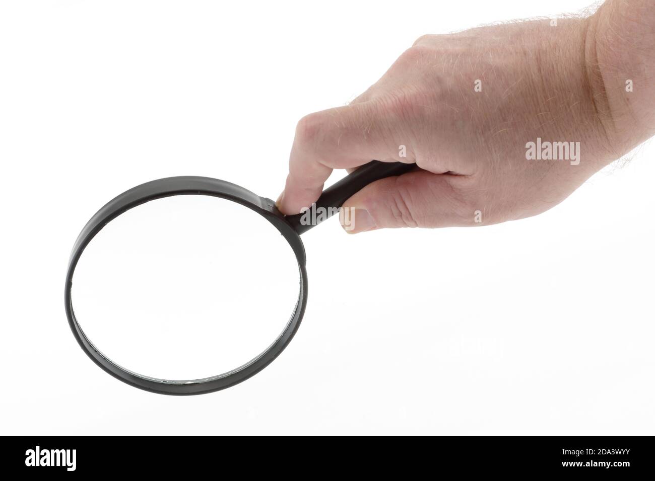 Lupa que se sostiene por una mano aislada sobre blanco con lente transparente Foto de stock