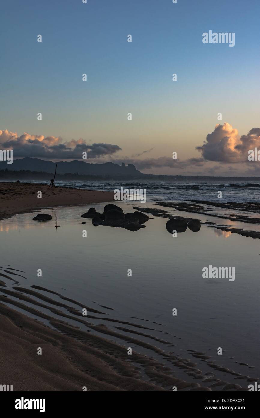 En Nukolii Sunrise Beach Park, Kauai Hawaii Foto de stock