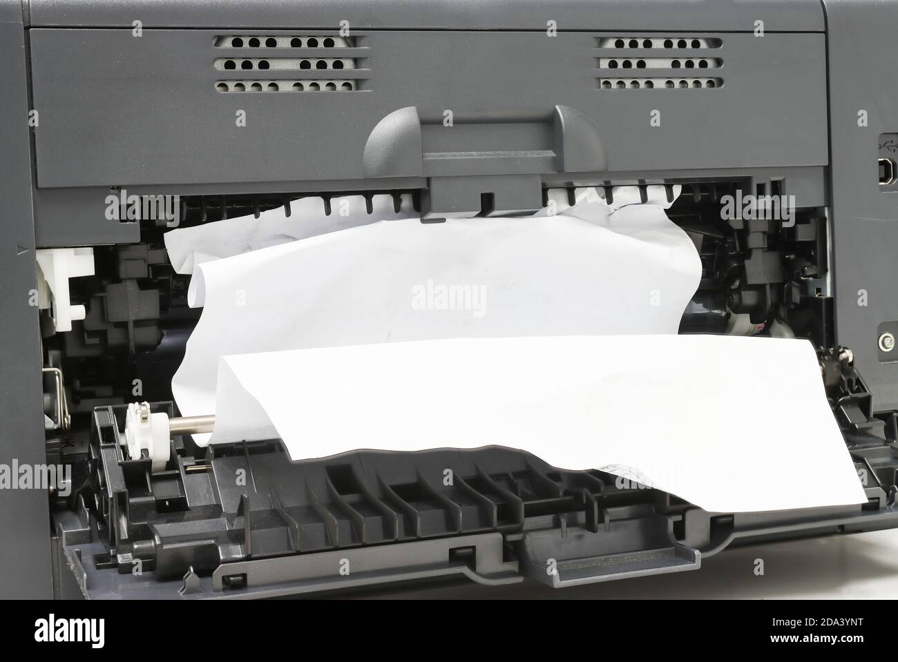 Adivinar golpear Medicina Forense Papel atascado, atasco de papel en la impresora en la oficina Fotografía de  stock - Alamy
