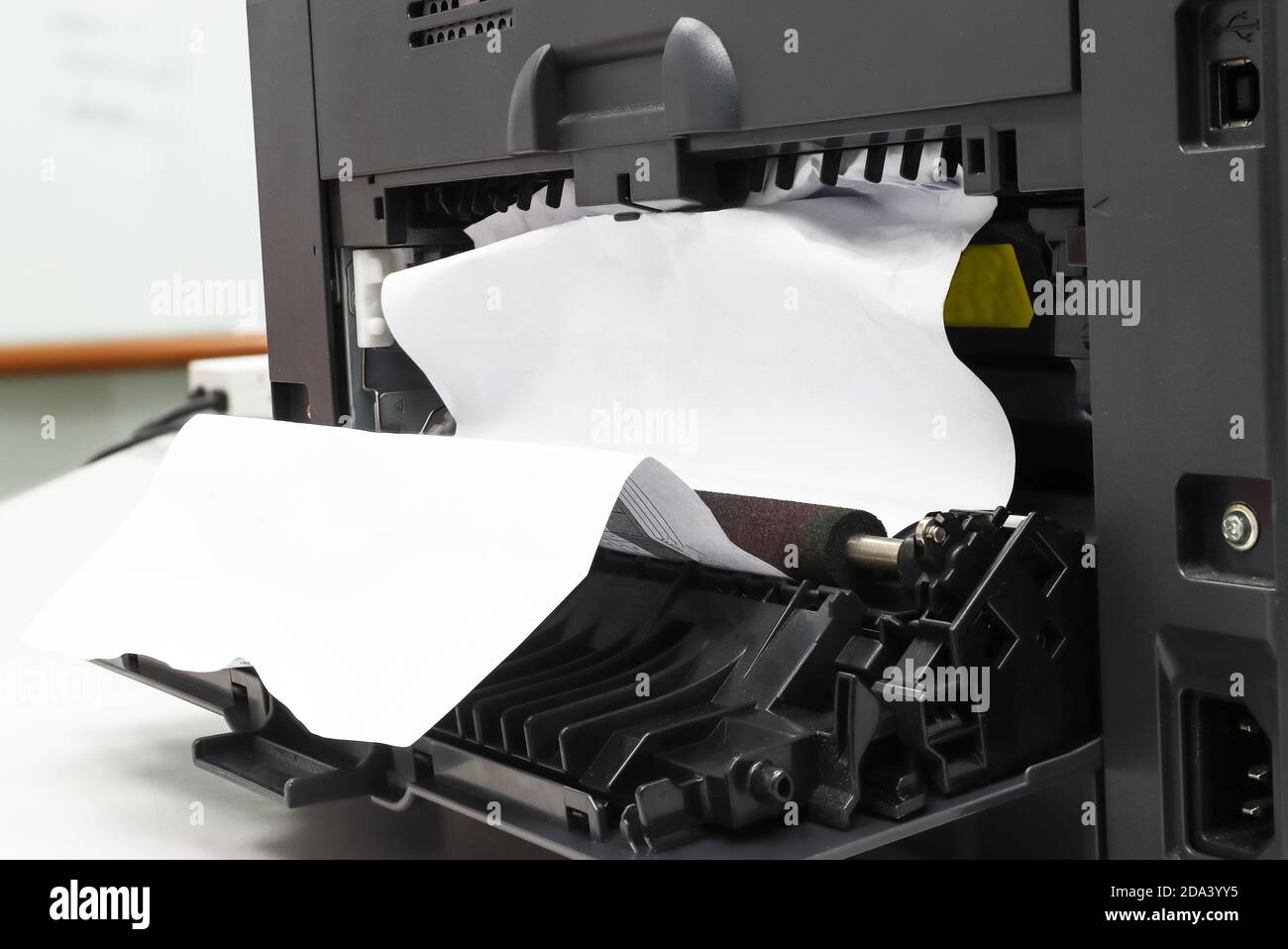 Adivinar golpear Medicina Forense Papel atascado, atasco de papel en la impresora en la oficina Fotografía de  stock - Alamy