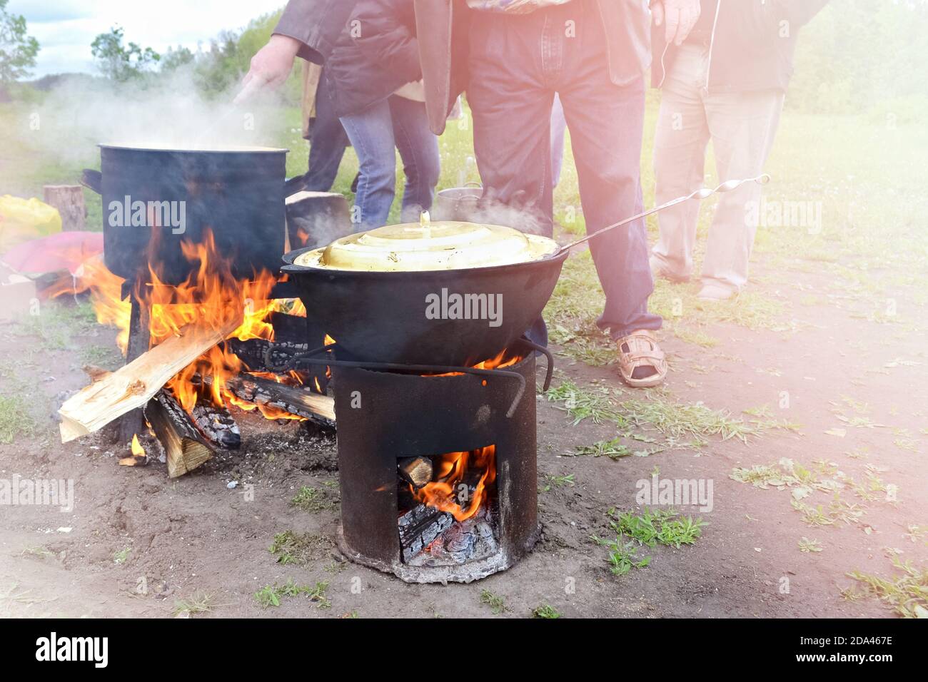 Cocinar al aire libre en una olla de hierro fundido sobre una fogata de  madera abierto en un campamento durante una recreación de la revolución  americana Fotografía de stock - Alamy