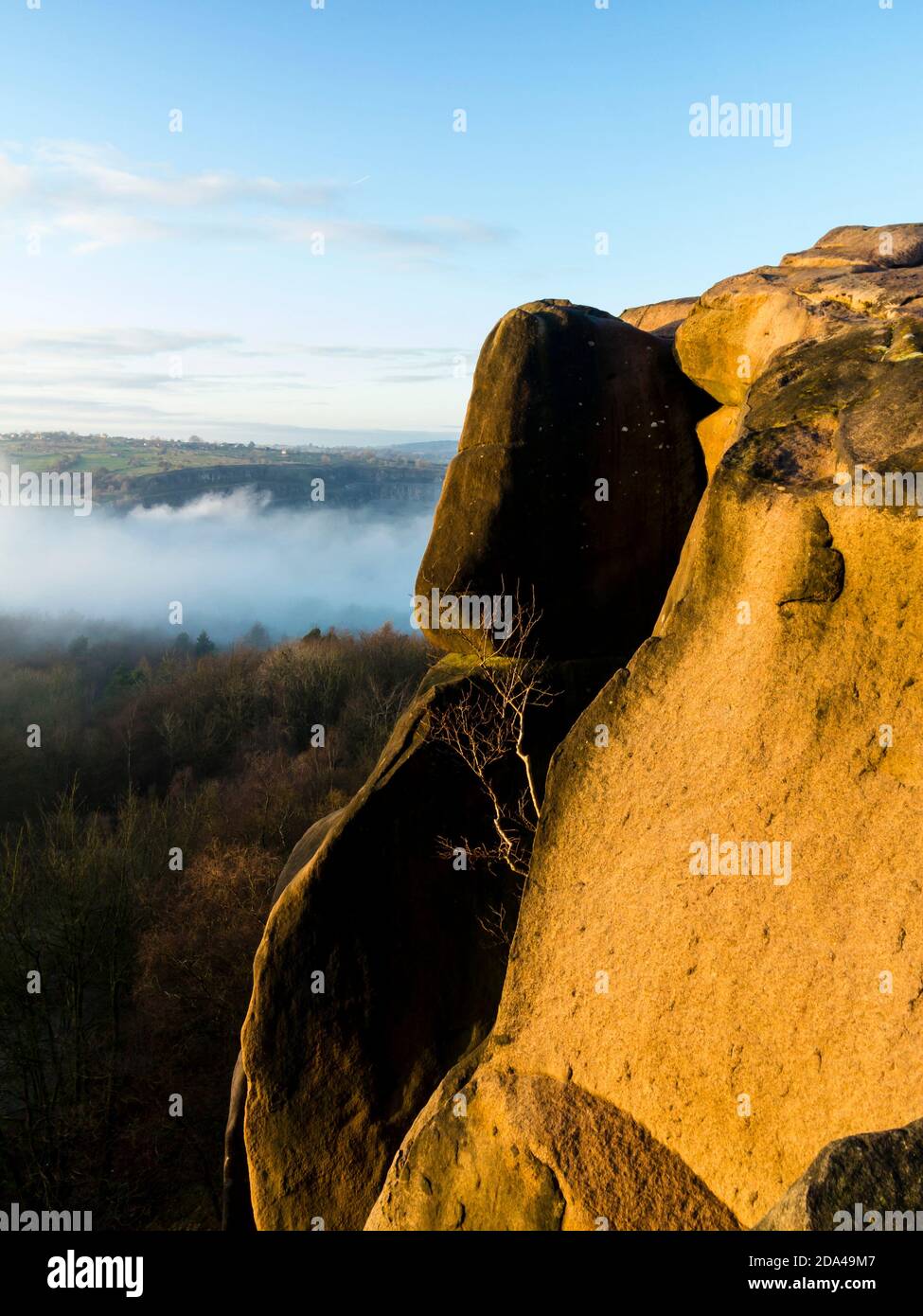 Paisaje de invierno con niebla y nube de inversión en Black Rocks Cerca de Cromford en el distrito de Derbyshire Peak, Inglaterra, Reino Unido Foto de stock