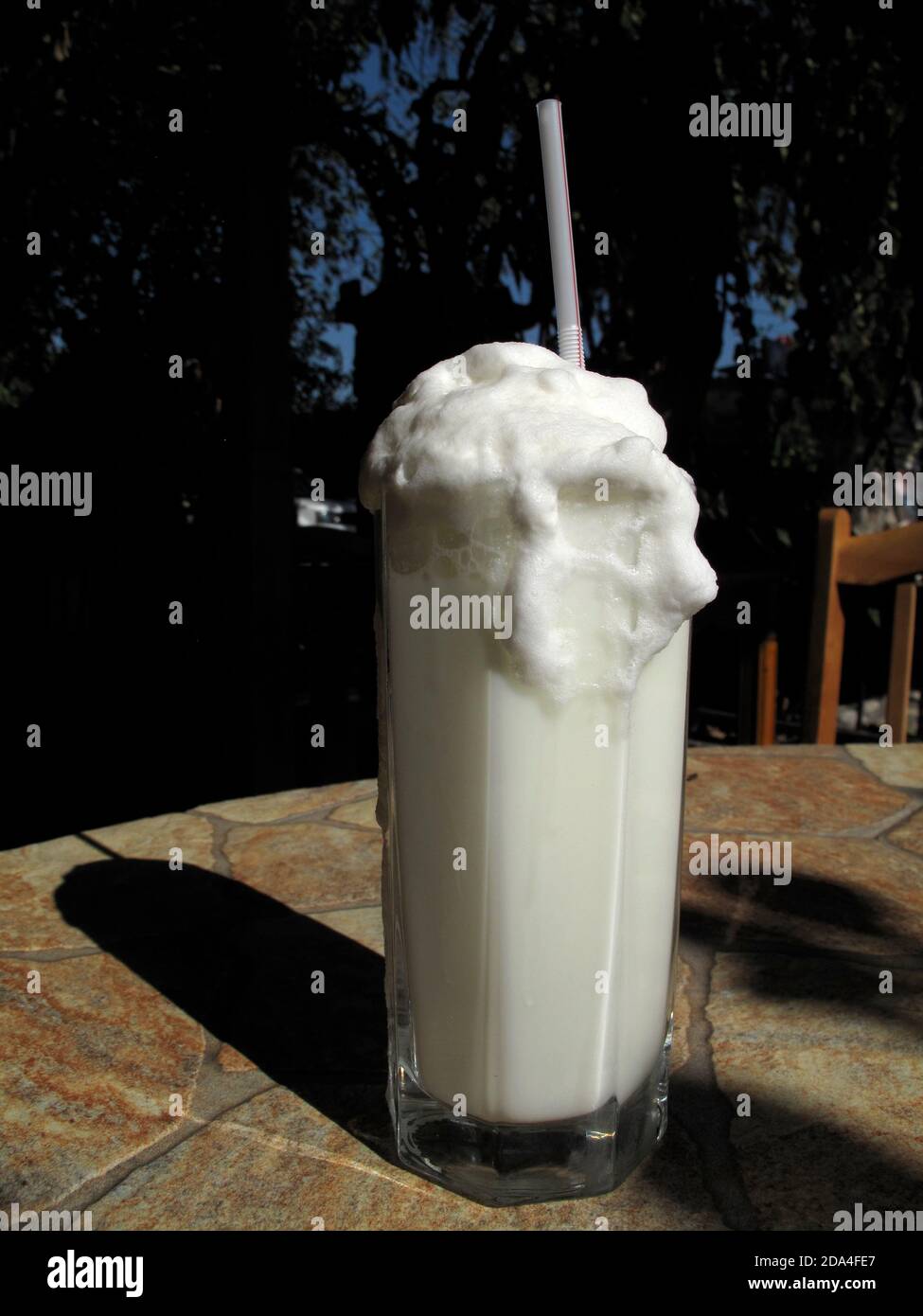 Un refrescante vaso de ayran (bebida a base de yogur) Foto de stock
