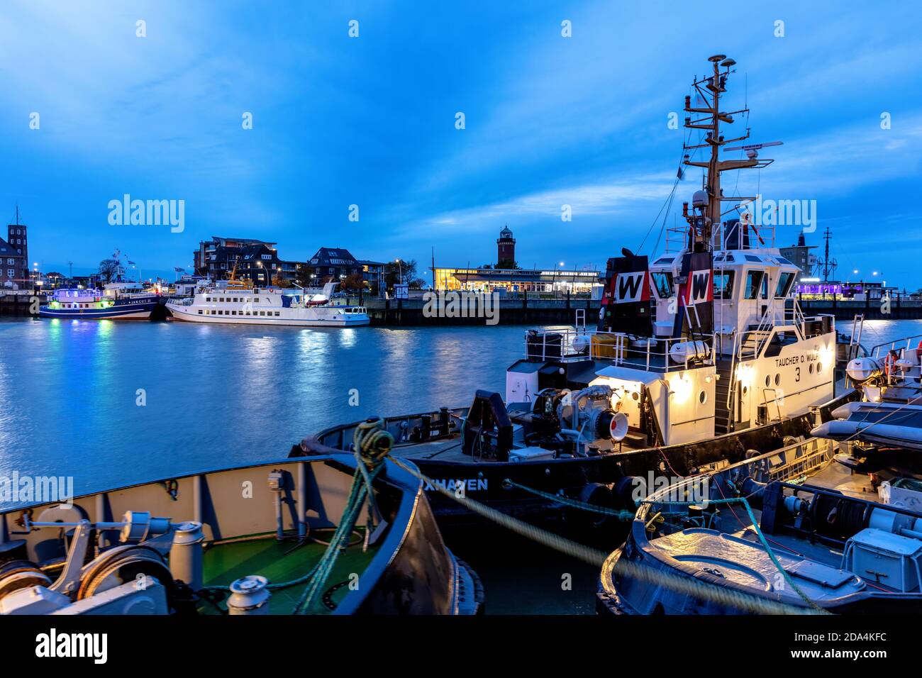 Puerto de Cuxhaven, Alemania en la caída de la noche Foto de stock