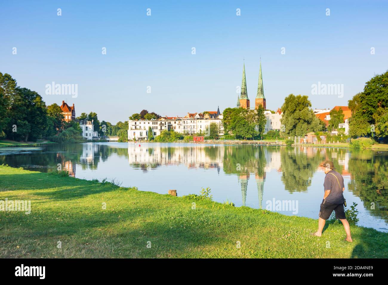Lübeck: Catedral de Lübeck, estanque Krähenteich, Ostsee (Mar Báltico), Schleswig-Holstein, Alemania Foto de stock
