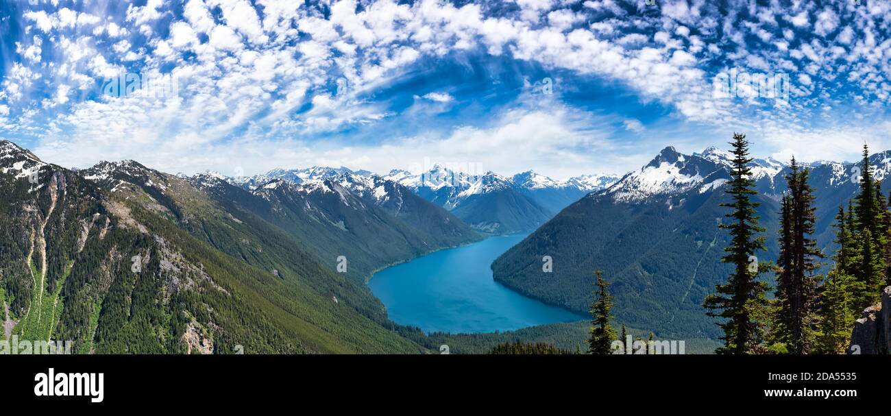 Hermosa vista panorámica del paisaje de las montañas canadienses Foto de stock