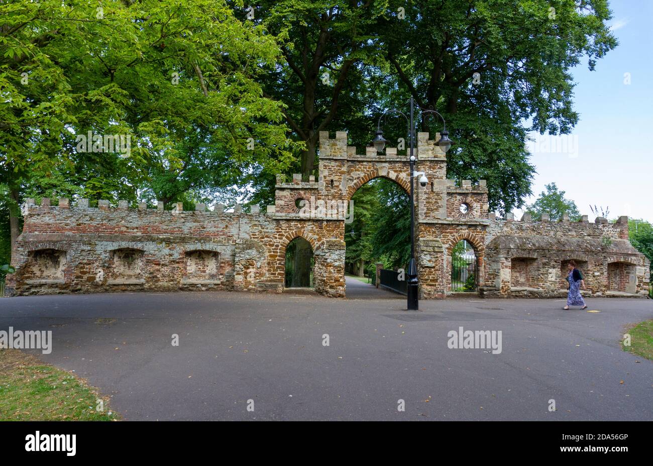 Guannock Gate y las murallas defensivas de la ciudad en los paseos, King's Lynn, Norfolk, Inglaterra. Foto de stock