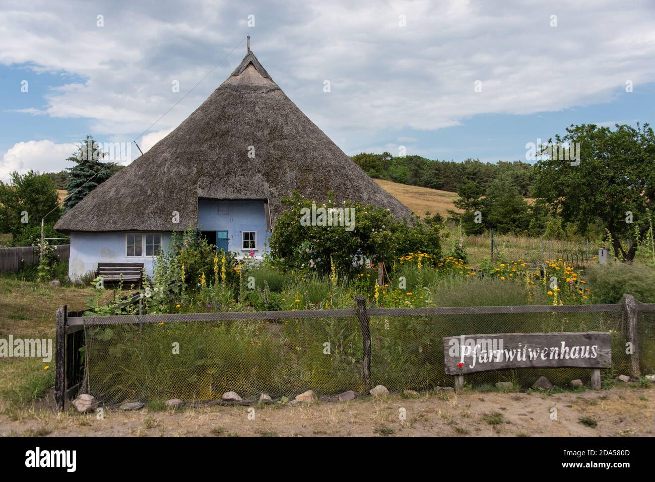 La casa de la viuda del pastor es una de las casas más antiguas de la isla de Rügen Foto de stock