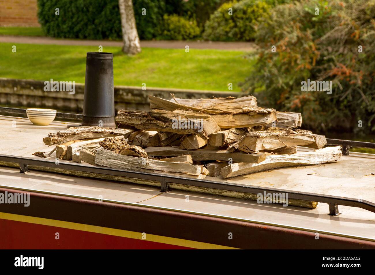 El techo de un barco del canal amarrado en el río Stort cerca de sawbridgeworth Hertfordshire. Foto de stock