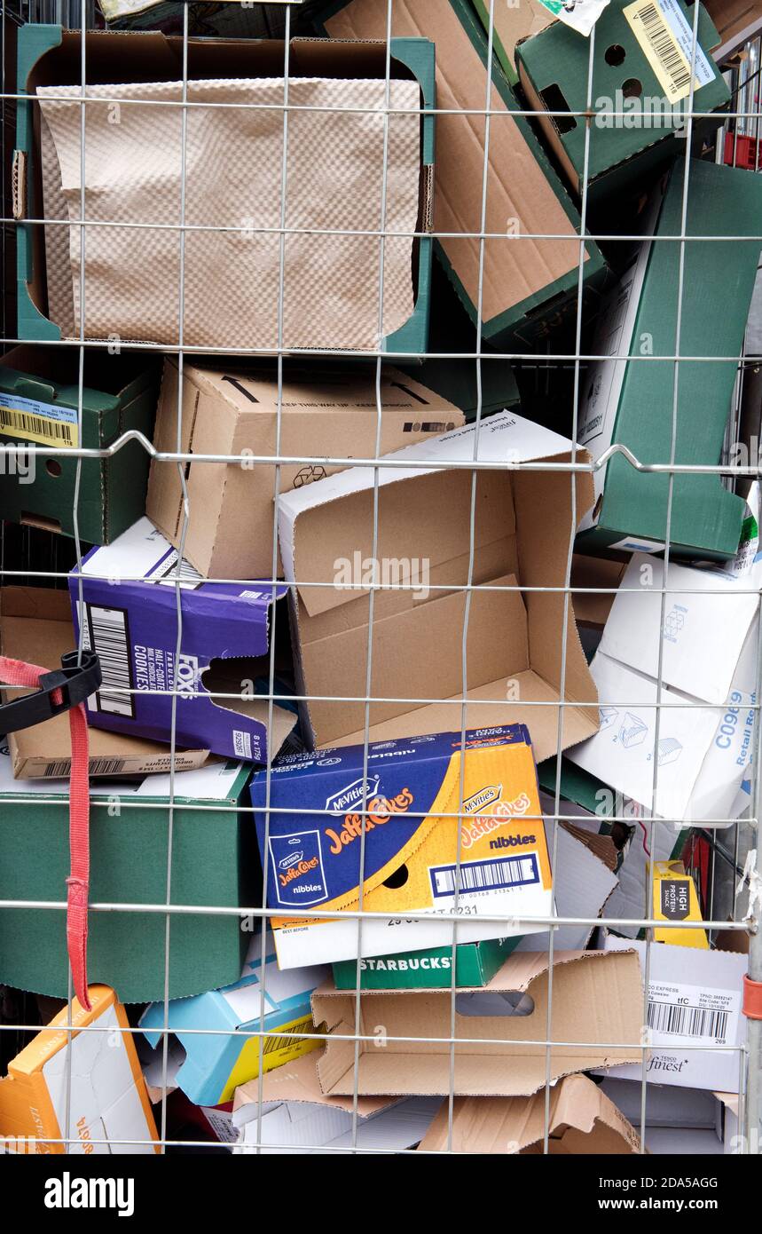 Confrontar Mejorar crisantemo Primer plano de cajas de cartón reciclables para reciclar detrás del alambre  en el supermercado jaula de rodillos Fotografía de stock - Alamy