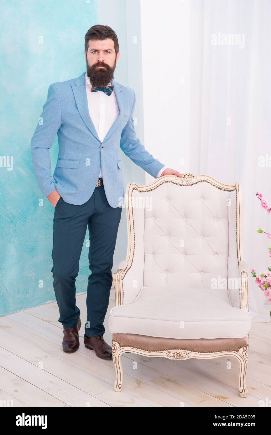 Caballero elegante hombre vestir traje clásico lazo corbata, moda showroom  concepto Fotografía de stock - Alamy