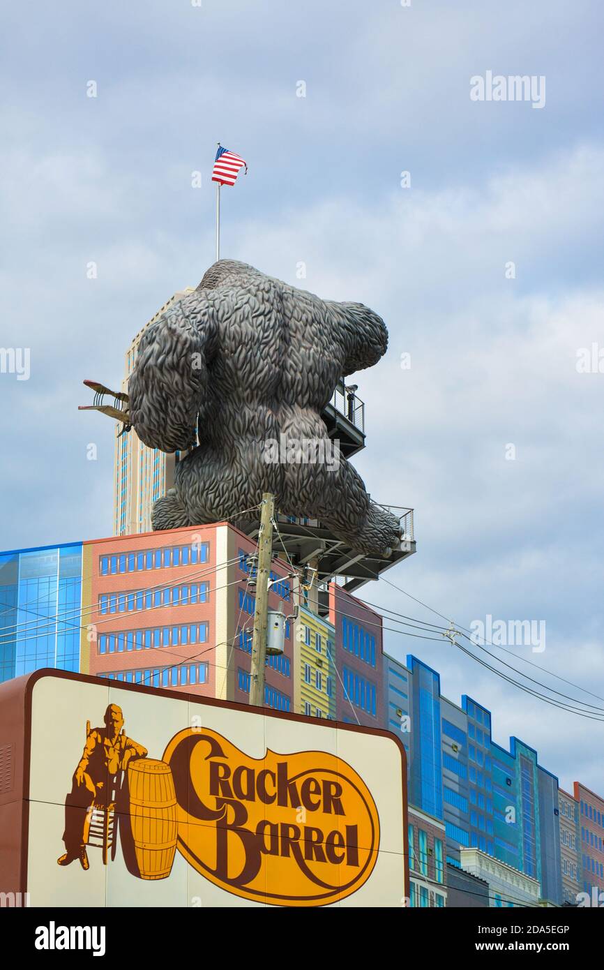 Surrealista, vista trasera de la réplica de King Kong subiendo un