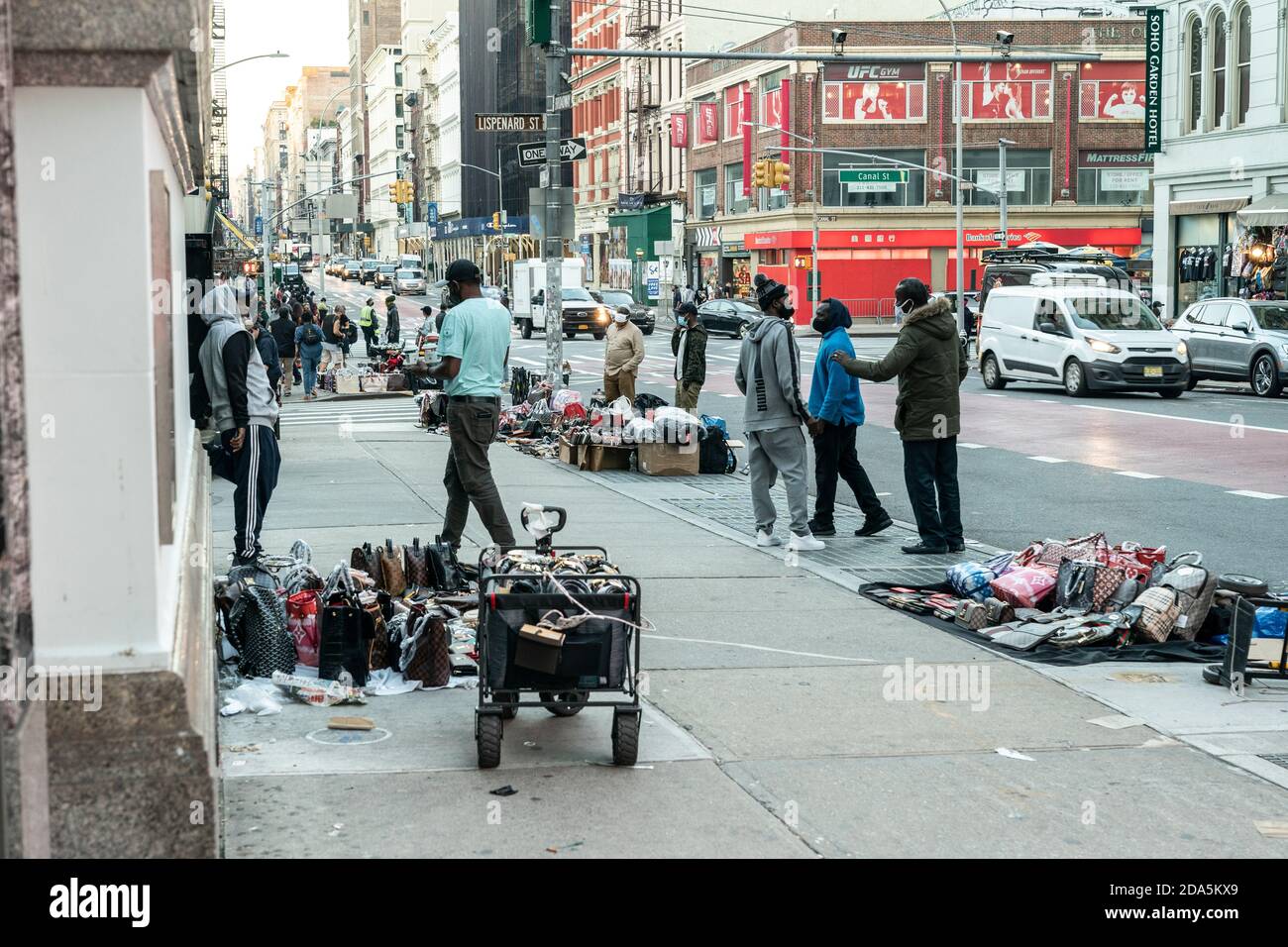 Nueva York, NY - 9 de noviembre de 2020: Vendedores ambulantes venden artículos falsificados como bolsas, gafas de sol, cinturones y relojes en Canal Street y Broadway corners Foto de stock