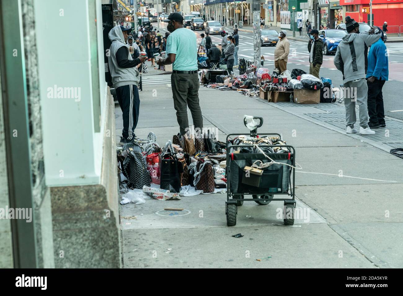 Nueva York, NY - 9 de noviembre de 2020: Vendedores ambulantes venden artículos falsificados como bolsas, gafas de sol, cinturones y relojes en Canal Street y Broadway corners Foto de stock