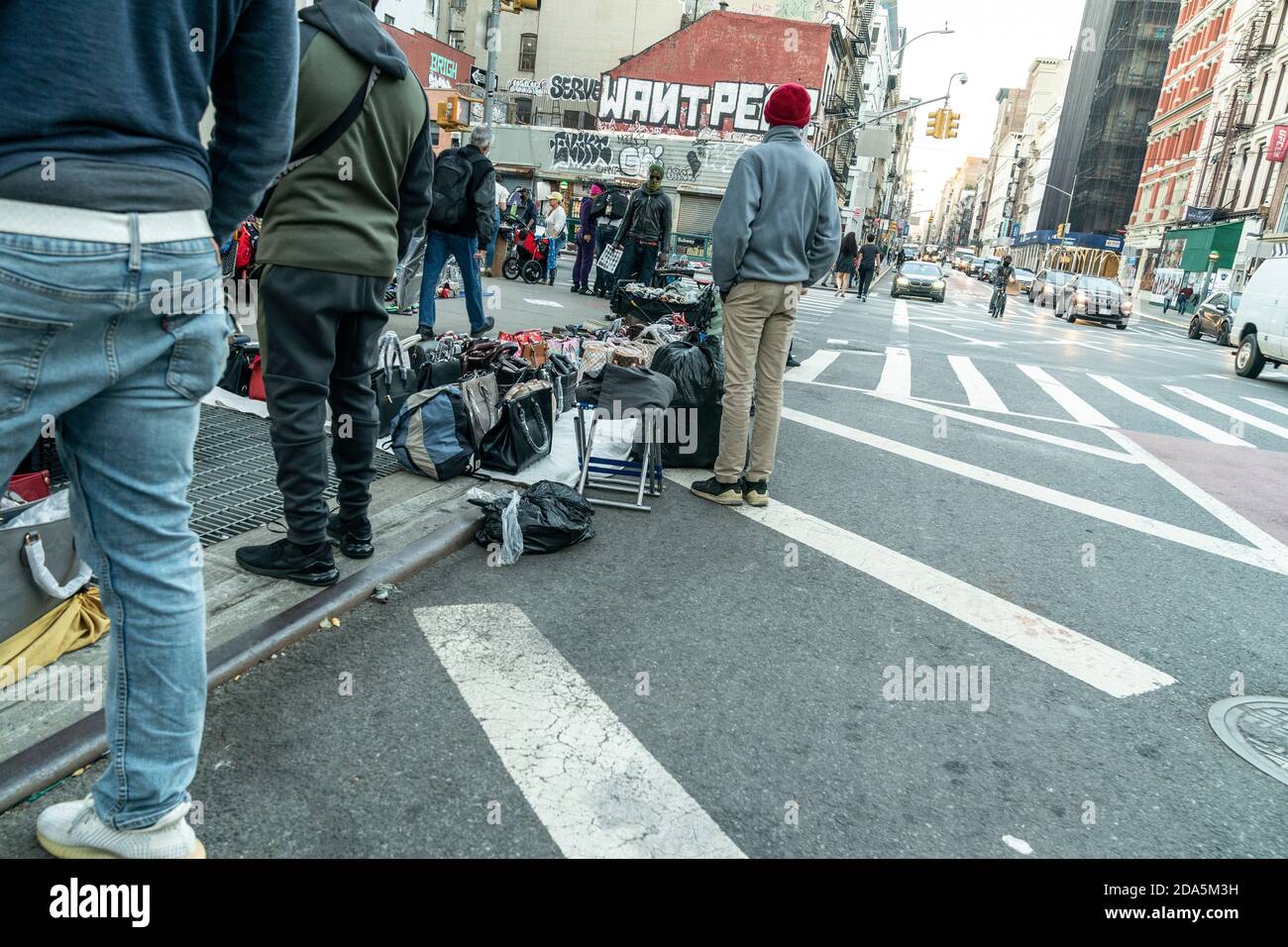 Nueva York, NY - 9 de noviembre de 2020: Vendedores ambulantes venden artículos falsificados como bolsas, gafas de sol, cinturones y relojes en Canal Street y Broadway corners Foto de stock