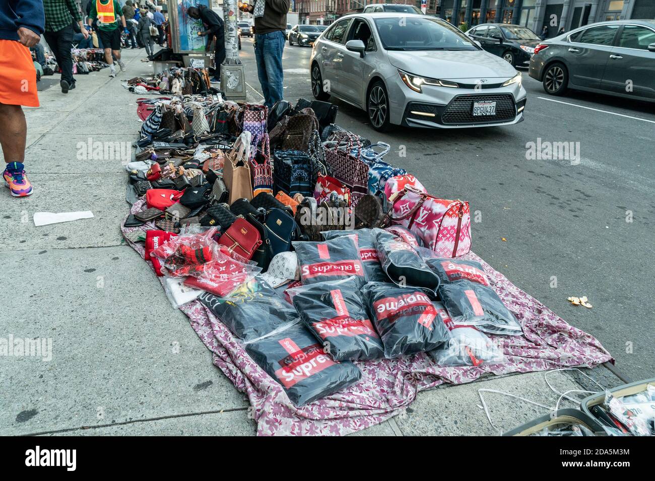 Nueva York, Estados Unidos. 9 de noviembre de 2020. Los vendedores ambulantes venden artículos falsificados como bolsas, gafas de sol, cinturones y relojes en Canal Street y Broadway Corners en Nueva York el 9 de noviembre de 2020. (Foto de Lev Radin/Sipa USA) crédito: SIPA USA/Alamy Live News Foto de stock