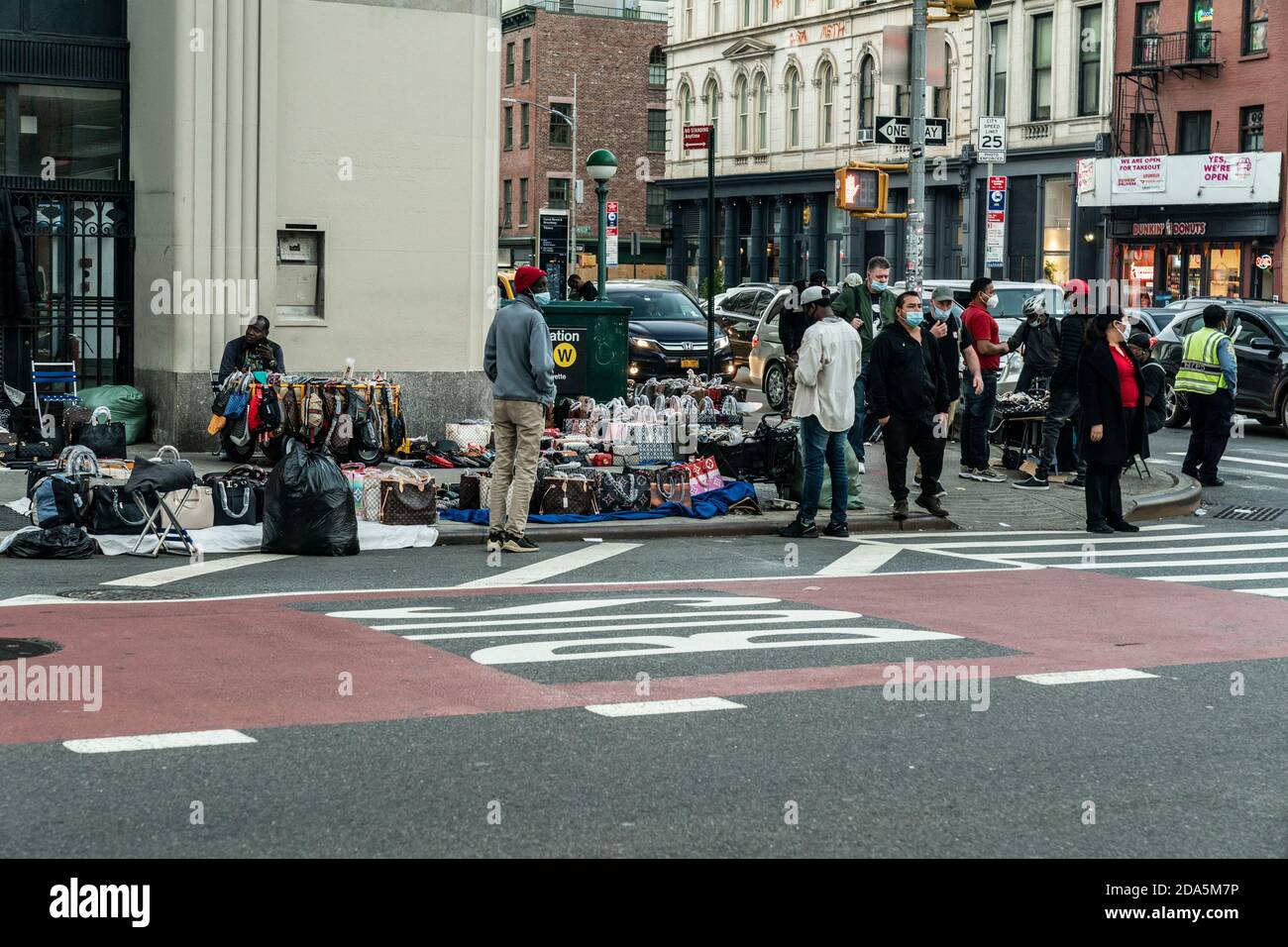 Nueva York, NY - 9 de noviembre de 2020: Vendedores ambulantes venden artículos falsificados como bolsas, gafas de sol, cinturones y relojes en Canal Street y Broadway corners Foto de stock