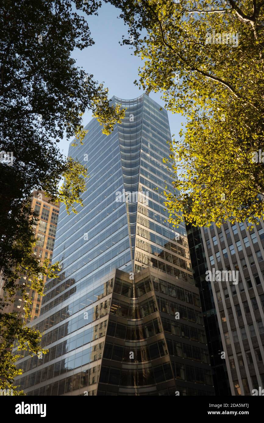7 Bryant Park es una torre de oficinas de clase trofeo ubicada en la esquina de Bryant Park y Avenue of the Americas en Midtown Manhattan, Nueva York, Estados Unidos Foto de stock