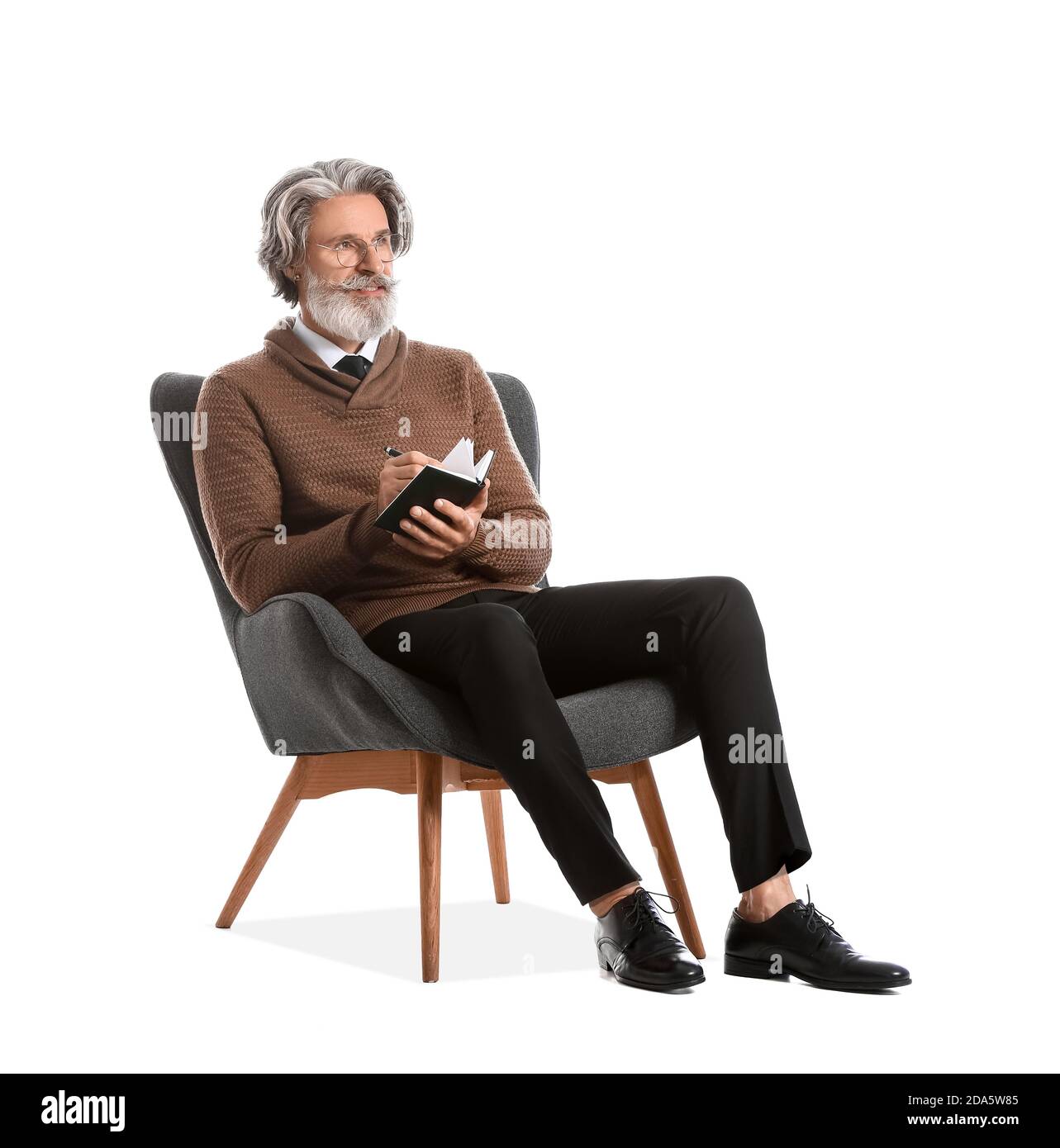 Psicólogo mayor sentado en el sillón contra fondo blanco Fotografía de  stock - Alamy