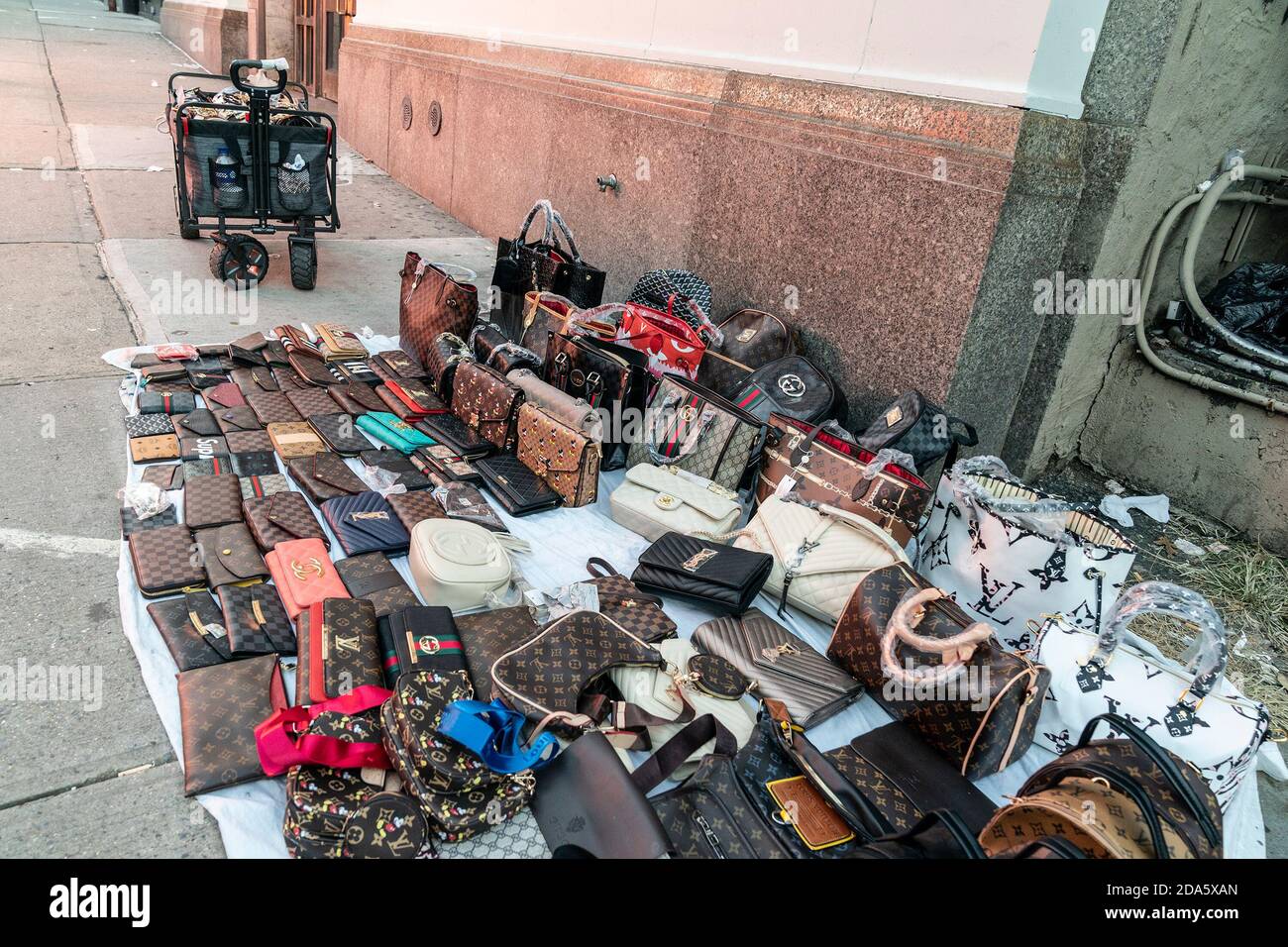 Nueva York, Estados Unidos. 9 de noviembre de 2020. Los vendedores ambulantes venden artículos falsificados como bolsas, gafas de sol, cinturones y relojes en Canal Street y Broadway corners. Debido a la pandemia, esas ventas están muy lejos y son pocas. Esos vendedores dependen sobre todo de la venta a los turistas. (Foto de Lev Radin/Pacific Press) crédito: Pacific Press Media Production Corp./Alamy Live News Foto de stock