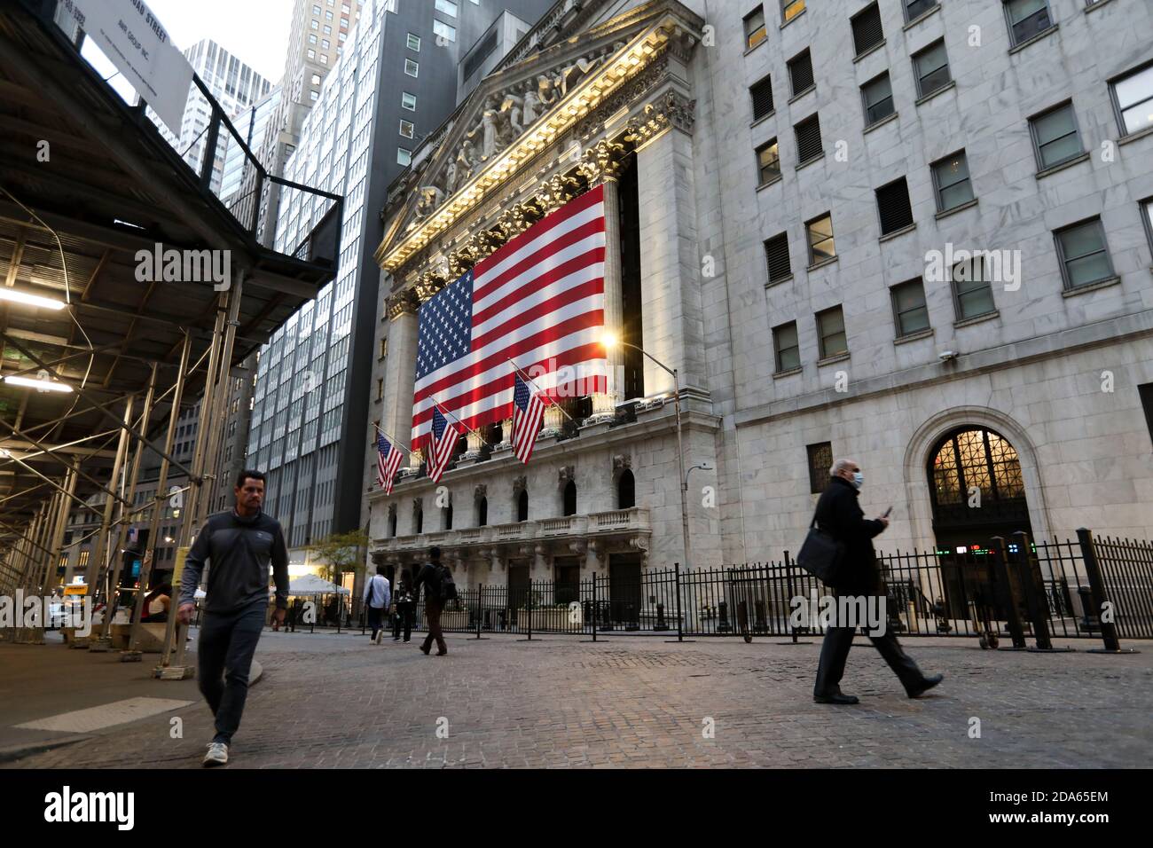 201110) -- NUEVA YORK, 10 de noviembre de 2020 (Xinhua) -- los peatones  pasan por la Bolsa de Nueva York en Nueva York, Estados Unidos, 9 de  noviembre de 2020. Las acciones