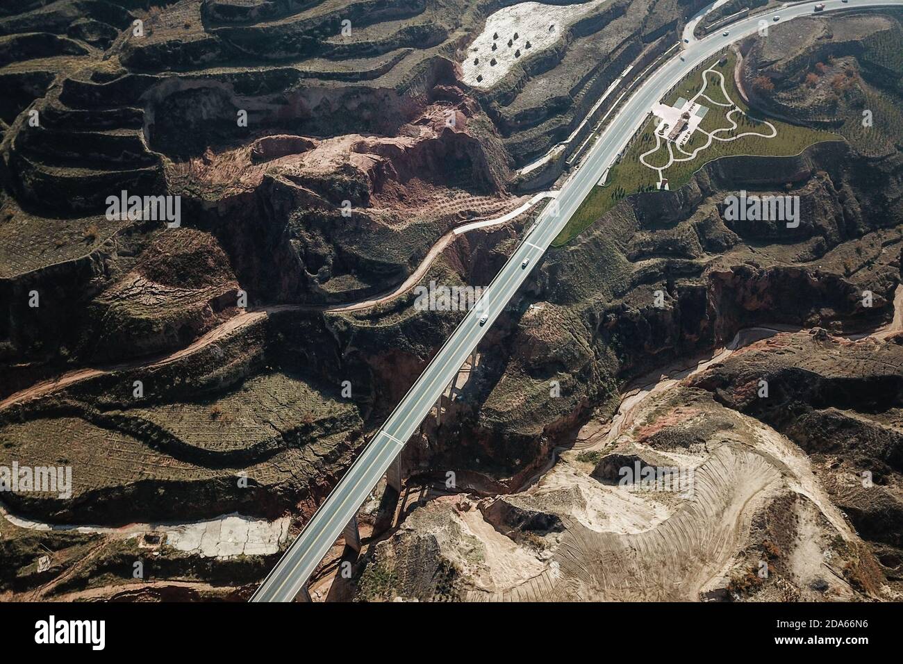 (201110) -- DONGXIANG, 10 de noviembre de 2020 (Xinhua) -- Foto aérea tomada el 9 de noviembre de 2020 muestra la vista de las carreteras de la aldea de Bulenggou en el condado autónomo de Dongxiang de la prefectura autónoma de Linxia Hui, al noroeste de la provincia de Gansu de China. La aldea de Bulenggou solía ser una zona muy empobrecida. Desde el comienzo del trabajo de alivio de la pobreza, la aldea ha cambiado junto con una mejor infraestructura, lo que permite a los pobladores acceder al agua potable, a las carreteras, a los centros de salud y a la escuela primaria bien equipada. La cría de ganado se ha convertido en la industria líder de la aldea de Bulenggou, donde los aldeanos fueron testigos Foto de stock