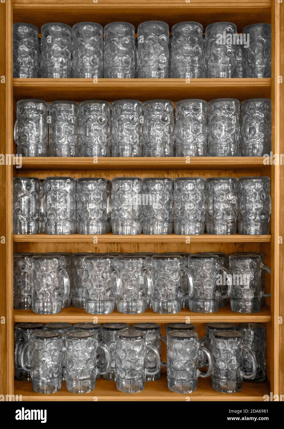 repisas con vasos y tazas sobre pared de madera foto de Stock