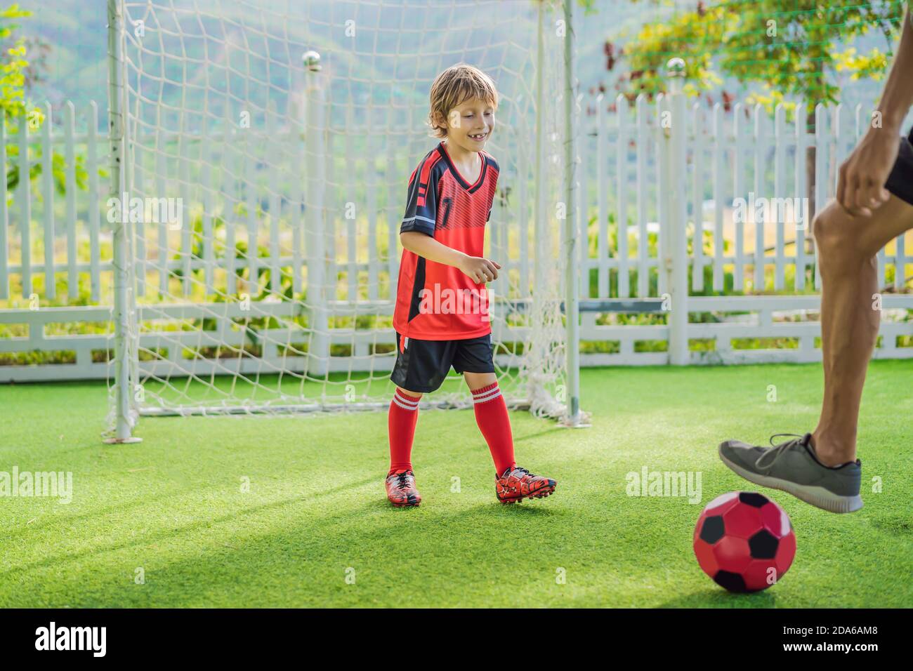 Botas futbol niño fotografías e imágenes de alta resolución - Alamy