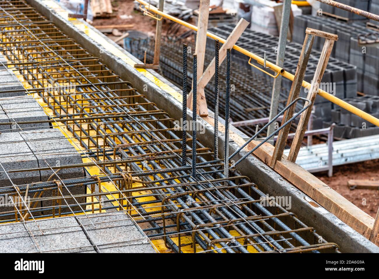 Detalle de losa de concreto reforzado con bloques de concreto ligero debajo  construcción Fotografía de stock - Alamy