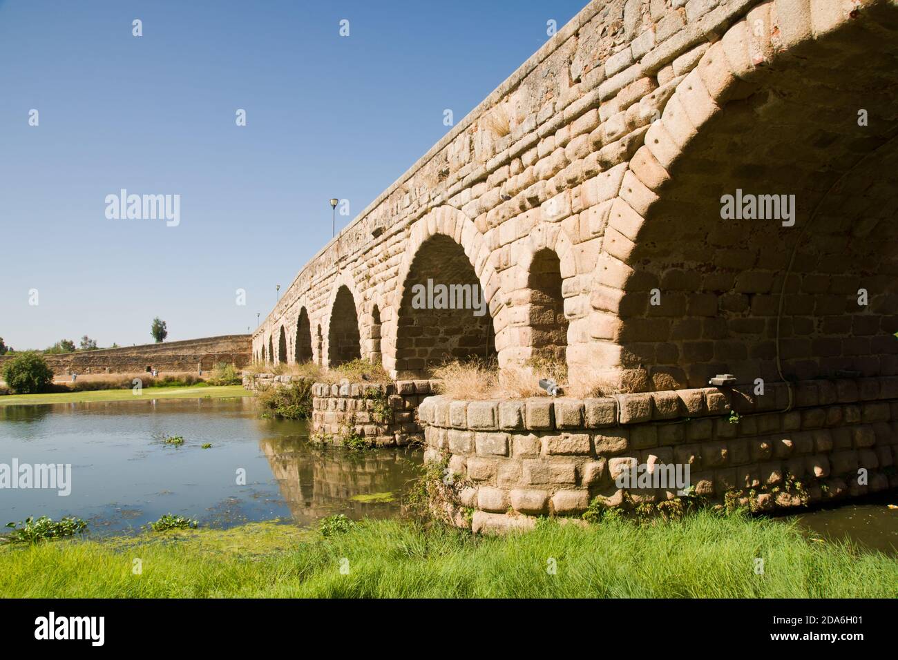 Antiguo puente romano en Mérida, Badajoz, Extremadura, España Foto de stock