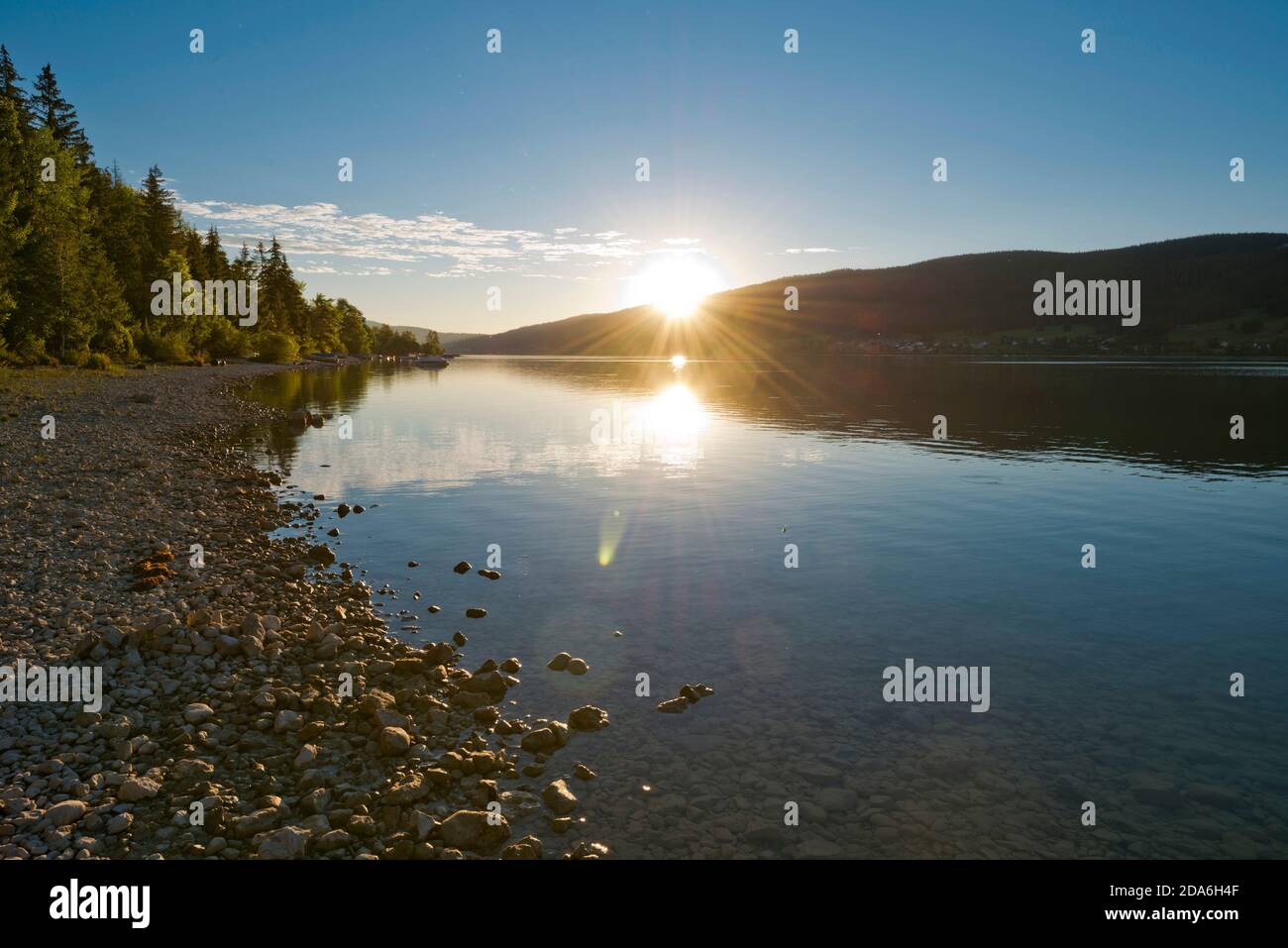 Suiza, Vaud, Waadt, Vallée de Joux, Parc Jura vaudois, Lac de Joux, See, lago, lever du soleil, Sonnenaufgang, Sunrise Foto de stock