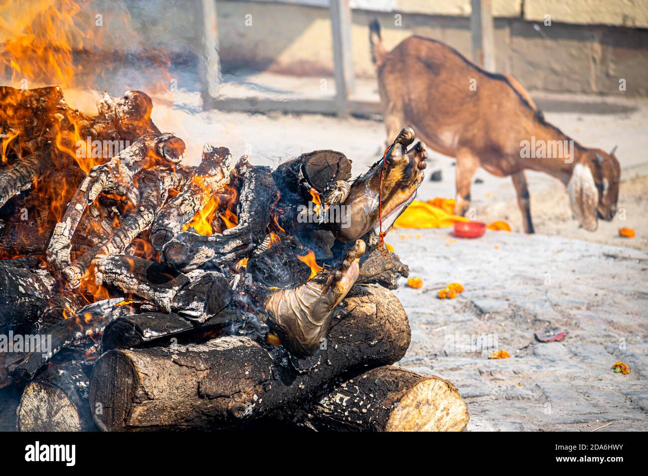 una pira está ardiendo en el ghat de harichandra en banaras Foto de stock