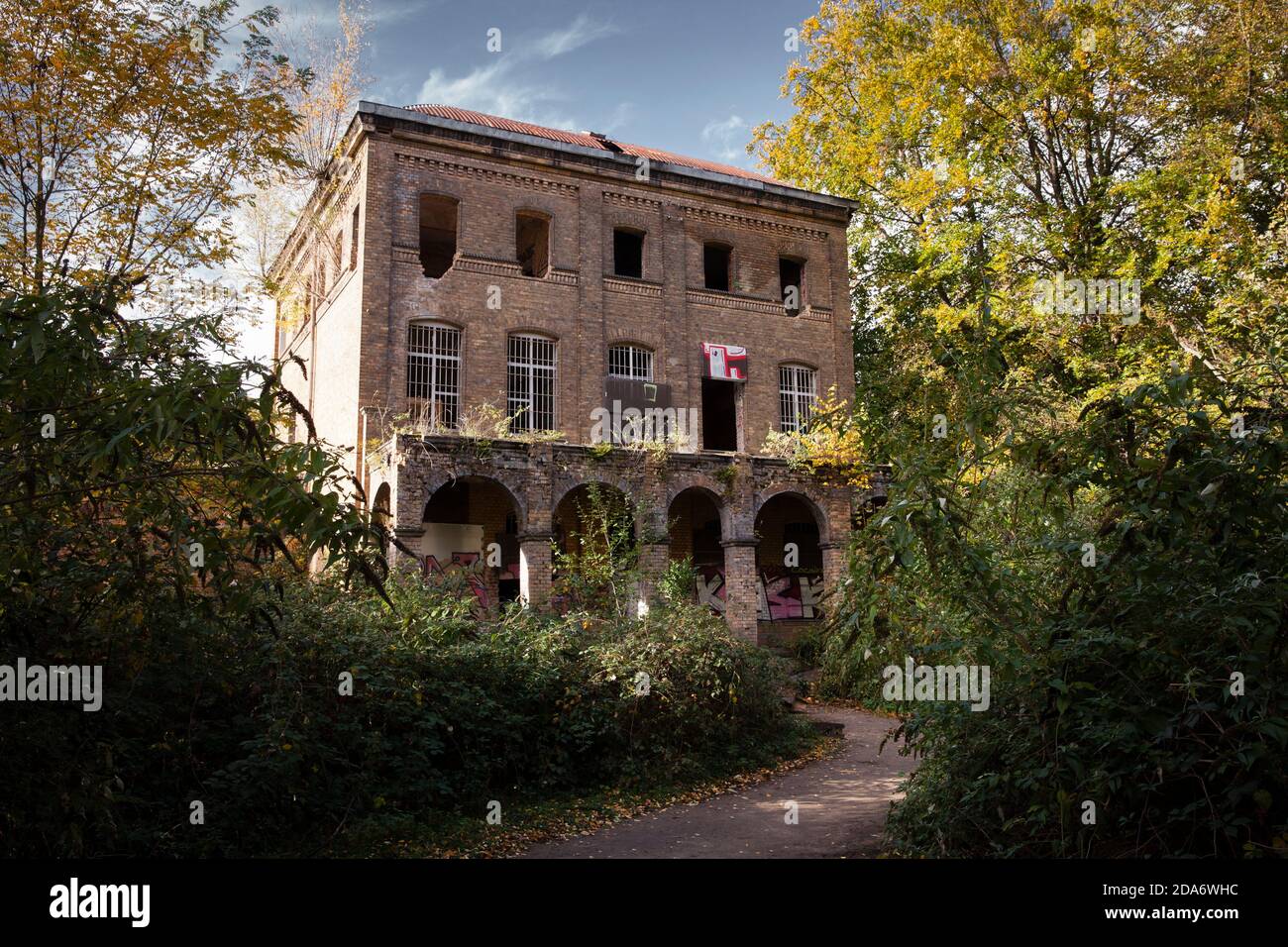 La casa Fuehlingen (Villa Oppenheim) en Neusser Landstrasse en Fuehlingen, casa fantasma, abandonado, vacante, Colonia, Alemania. Das Haus Fuehlingen (V Foto de stock